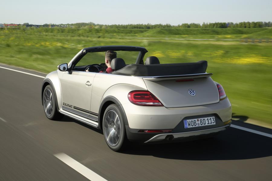  Volkswagen Beetle Dune Convertible 2016 года  (фото 28 из 32)
